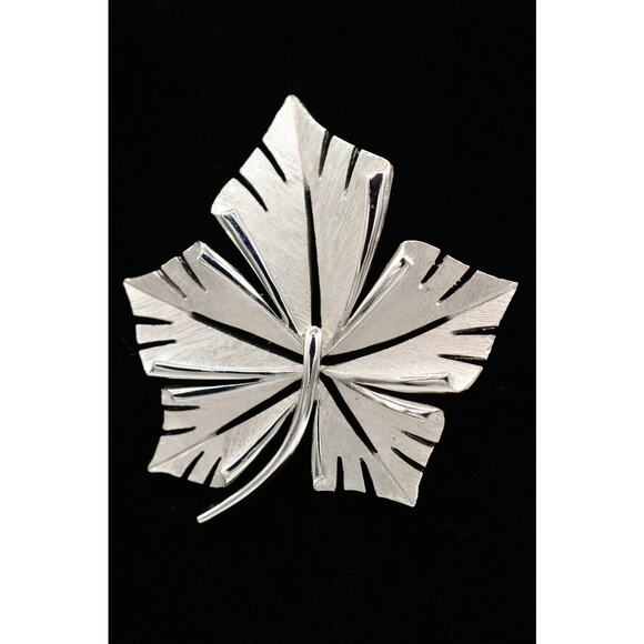 Crown Trifari Vintage Pin Brooch Statement Brushed Silver Maple Leaf Signed 9B - Picture 1 of 12
